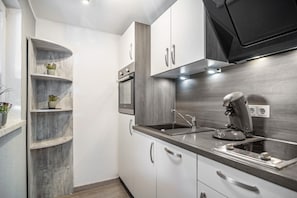 Coffee/tea maker, fridge, microwave, oven - Eifel Dream Kalkmulde with Private Outdoor Hot Tub and Sauna (Fleringen)