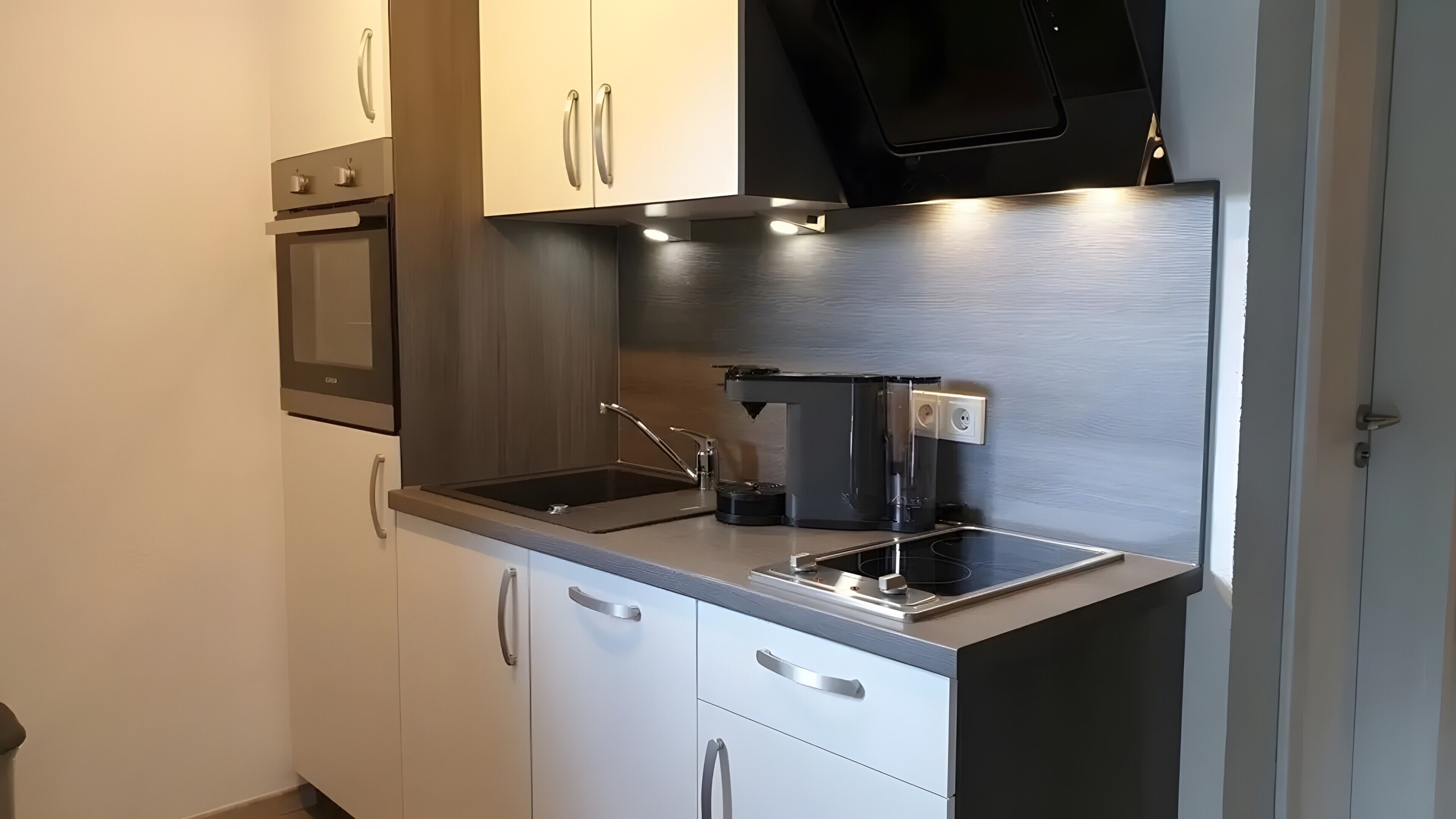 Een koelkast, een magnetron, een oven, een kookplaat