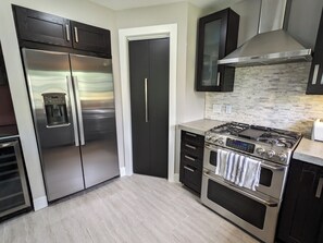 A modern kitchen with stainless steel appliances, a built-in oven, and a gas stove. - Pet-friendly Retreat in LA's Best Neighborhood (Los Angeles)