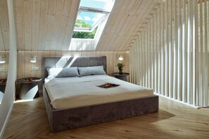 A modern bedroom with a large bed, wooden walls, and a skylight. - Luxury holiday homes near the beach, Mielno (Mielno)
