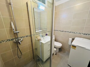 Dusche, Haartrockner, Handtücher, Seife