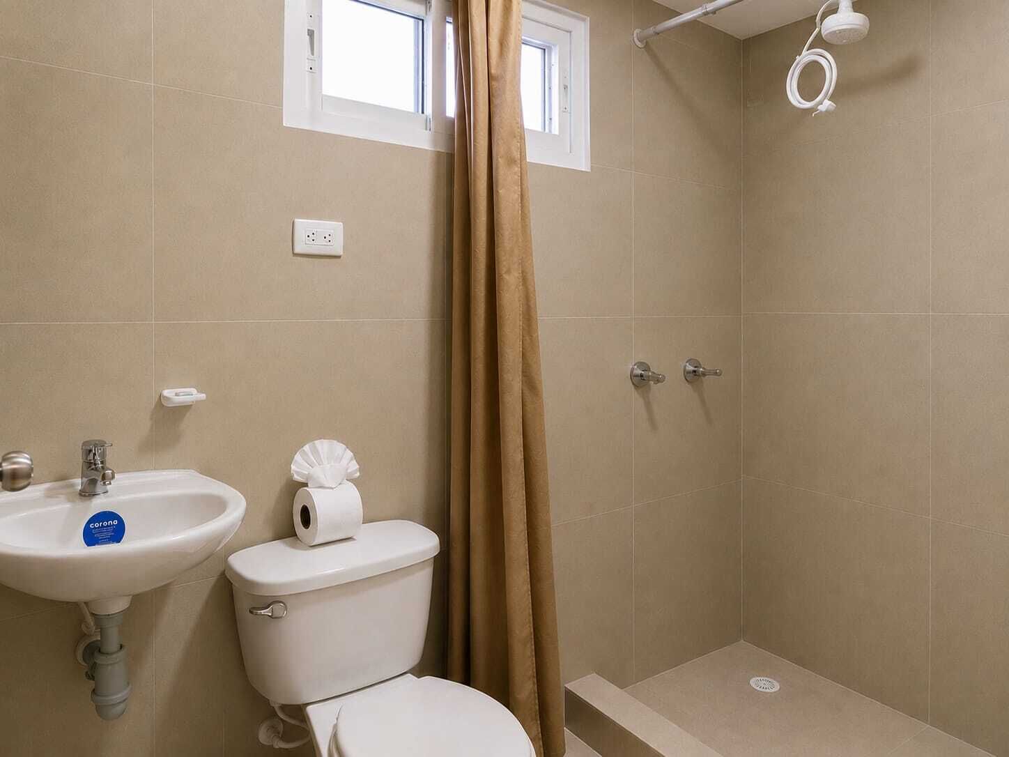 Serviettes fournies, savon, papier toilette