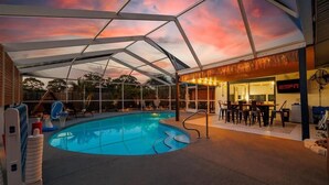Una piscina interior con área techada, comedor y un letrero visible de ESPN.