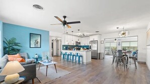 Una sala de estar moderna con un sofá, una mesa de centro y un comedor con sillas.