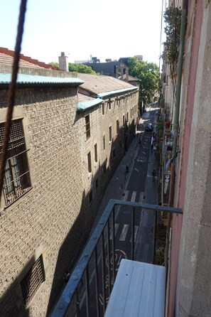 A narrow street with buildings on either side, a pedestrian crossing, and a clear sky. - Apartment in Barcelona near the Boqueria Market (Las Ramblas) (Barcelona)