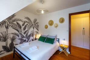 A bedroom with a bed, a wall mural, a bedside table, and a wardrobe. - Ty Cos-Ker - Dans le bourg de Crozon (Crozon)