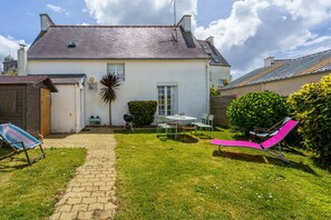 A house with a paved pathway leading to a patio area with outdoor furniture. - Ty Cos-Ker - Dans le bourg de Crozon (Crozon)