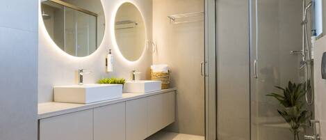 Premium Apartment | Bathroom