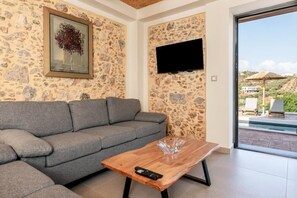 Villa – deluxe, balkong, hageutsikt | Oppholdsområde | En 32-tommers smart-TV med Parabol-TV samt Netflix og strømmetjenester