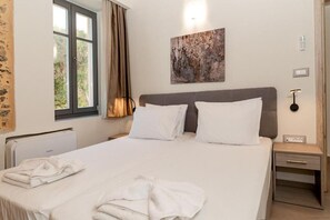 Deluxe villa, balkon, uitzicht op tuin | Een strijkplank/strijkijzer, gratis wifi
