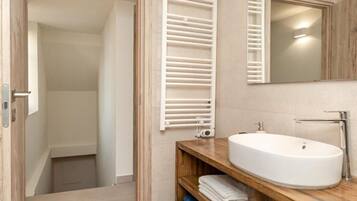 Deluxe-villa - balkon - udsigt til have | Badeværelse