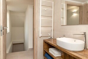 Deluxe villa, balkon, uitzicht op tuin | Badkamer