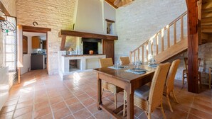 Ein rustikales Interieur mit Essbereich, Küche und Treppe.