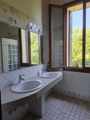 Dusche, Haartrockner, Bidet, Handtücher