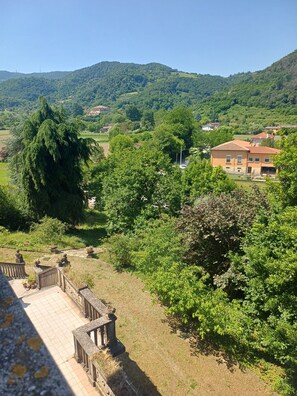 A hillside view with a building, trees, and a stone staircase. - Apartment in villa in the Euganean Hills (Torreglia)