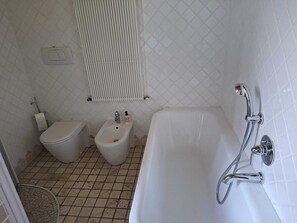 A bathroom with a toilet, bidet, and a bathtub. - Apartment in villa in the Euganean Hills (Torreglia)