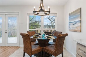 Dining - Chic 3-bedroom house minutes from everything in charming Fort Worth (Fort Worth)