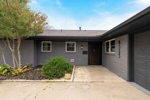 Exterior - Chic 3-bedroom house minutes from everything in charming Fort Worth (Fort Worth)
