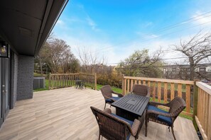 Outdoor dining - Chic 3-bedroom house minutes from everything in charming Fort Worth (Fort Worth)