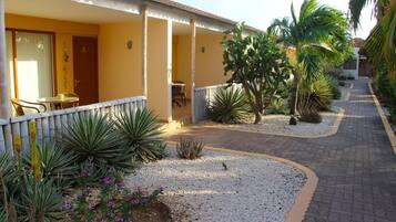 Departamento Deluxe, balcón, vista al jardín | Restaurante al aire libre