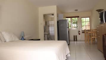 Estúdio, varanda, vista para o jardim | Cofres nos quartos, ferros/tábuas de passar roupa, Wi-Fi de cortesia