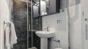 Handtücher, Seife, Shampoo, Toilettenpapier