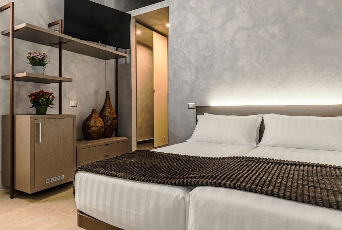Comfort-Dreibettzimmer | Zimmersafe, Schreibtisch, Verdunkelungsvorhänge, Bügeleisen/Bügelbrett