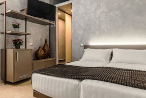 Habitació triple Comfort | Caixa forta a l'habitació, escriptori i cortines opaques 
