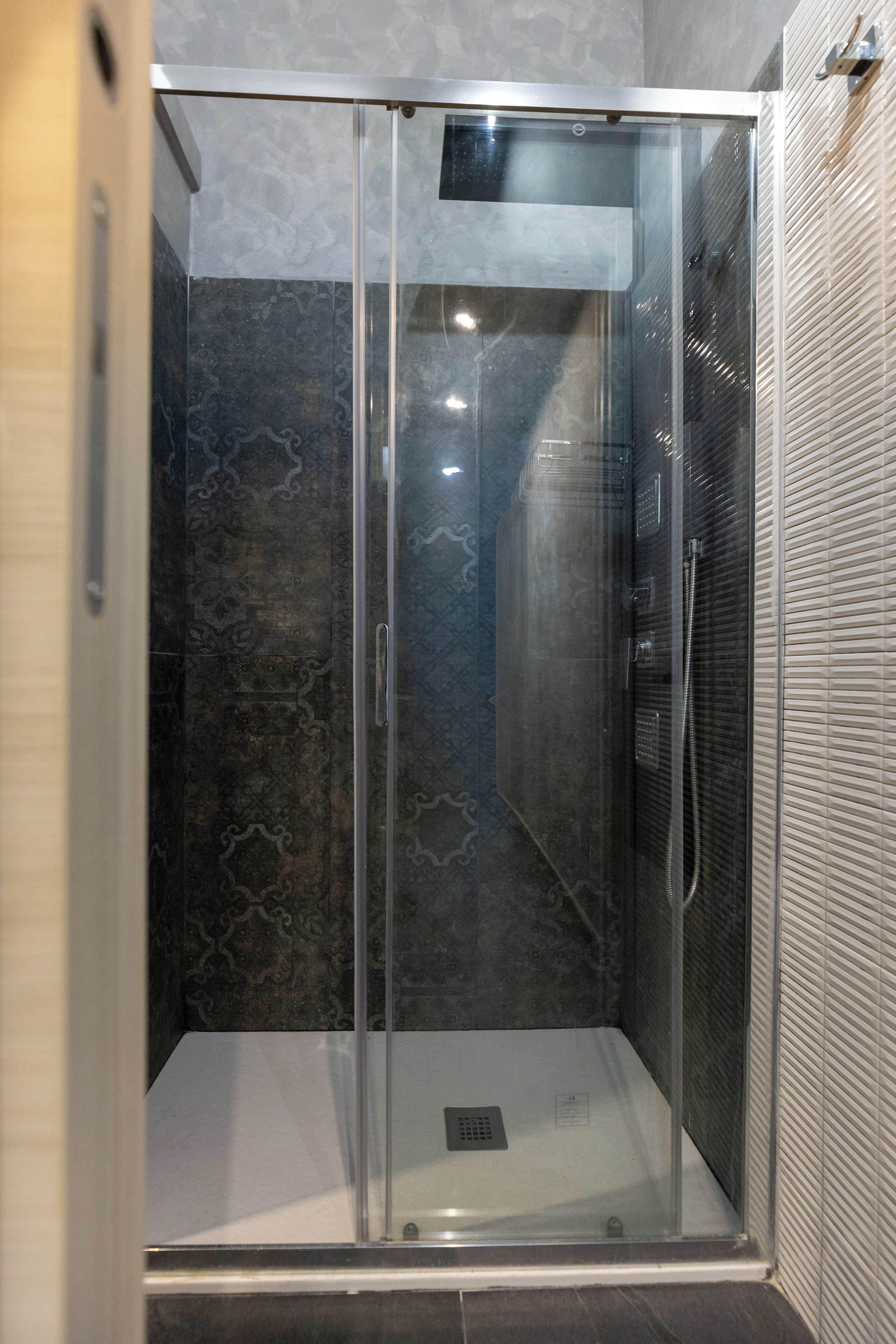 Comfort-Dreibettzimmer | Badezimmer | Handtücher, Seife, Shampoo, Toilettenpapier