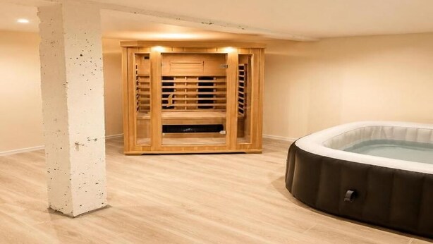 Una sauna con un gabinete de madera y un jacuzzi.