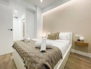 3 chambres, bureau, Wi-Fi gratuit, draps fournis