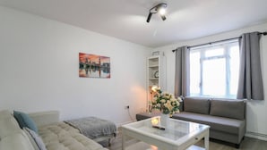 Ferienhaus, 5 Schlafzimmer, barrierefrei, Terrasse | Wohnzimmer | Bücher
