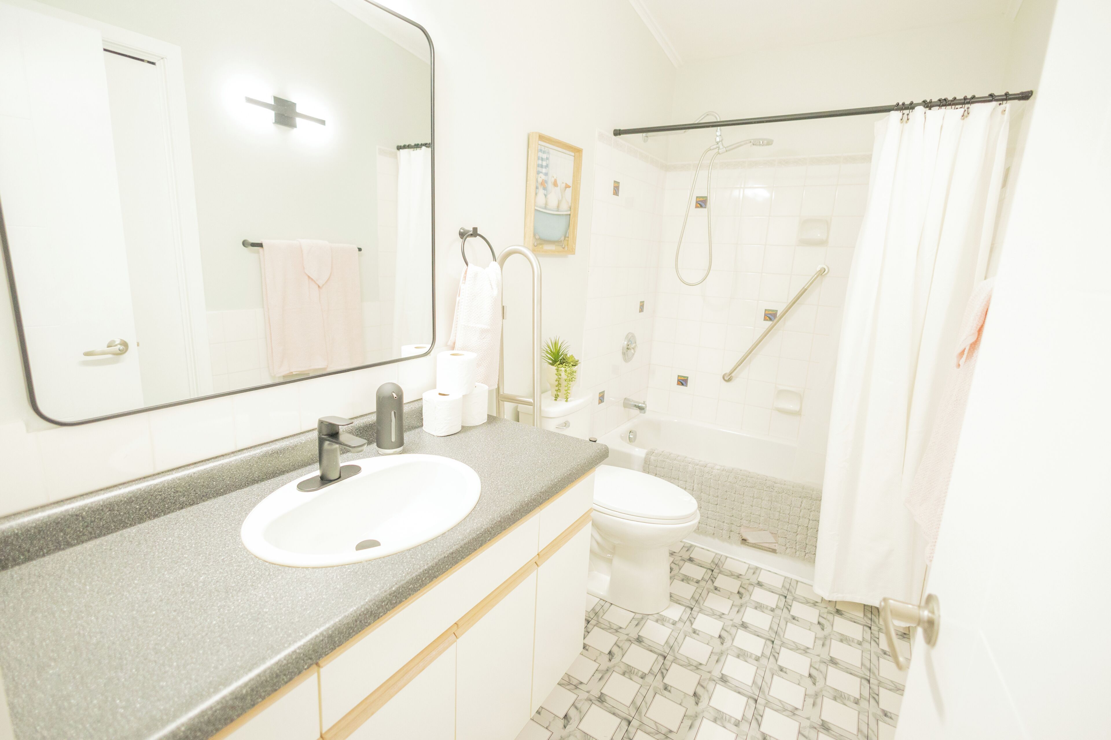 Ein Badezimmer mit Waschbecken, Toilette und Dusche.