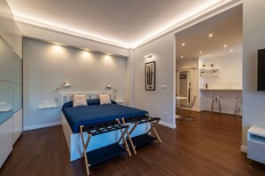 Ein modernes Schlafzimmer mit Bett, Nachttischlampen, Schreibtisch und Stuhl.