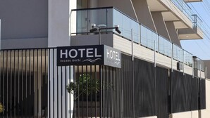 A modern hotel with a prominent 'HOTEL' sign, a glass balcony, and a contemporary facade. - Oceane Norte Hotel (Parnaíba)
