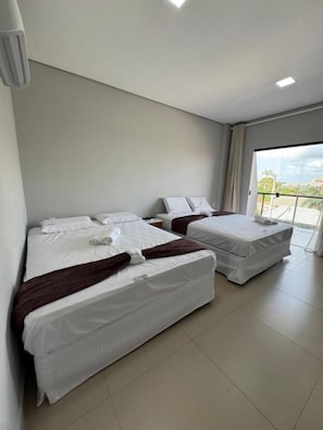 Quadruple Room, City View | Meja, ruang kerja komputer riba, Wi-fi percuma, cadar katil 