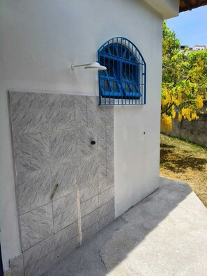 Property grounds - Grandma's house in Piúma: Backyard, Porch and 3 Bedrooms (Piúma)