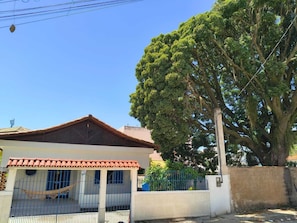 Exterior - Grandma's house in Piúma: Backyard, Porch and 3 Bedrooms (Piúma)