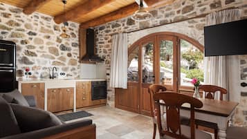Casa junior | Zona de estar | Smart TV de 42 pulgadas con canales por satélite