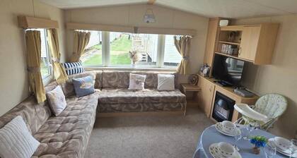 3-bed Caravan - Sleeps 8 - Free Parking - Balcony