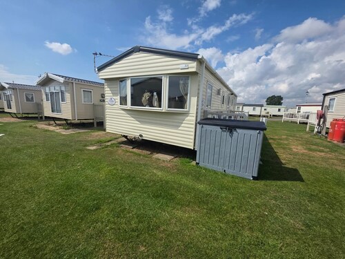 3-bed Caravan - Sleeps 8 - Free Parking - Balcony