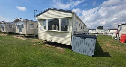 3-bed Caravan - Sleeps 8 - Free Parking - Balcony