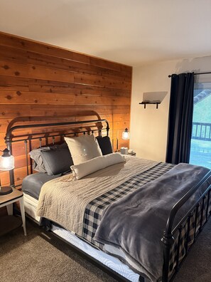 4 bedrooms, free WiFi, bed sheets - New-Powder & Pines: Donner lake/spa/ Pet-Friendly (Truckee)