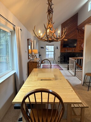 Dining - New-Powder & Pines: Donner lake/spa/ Pet-Friendly (Truckee)