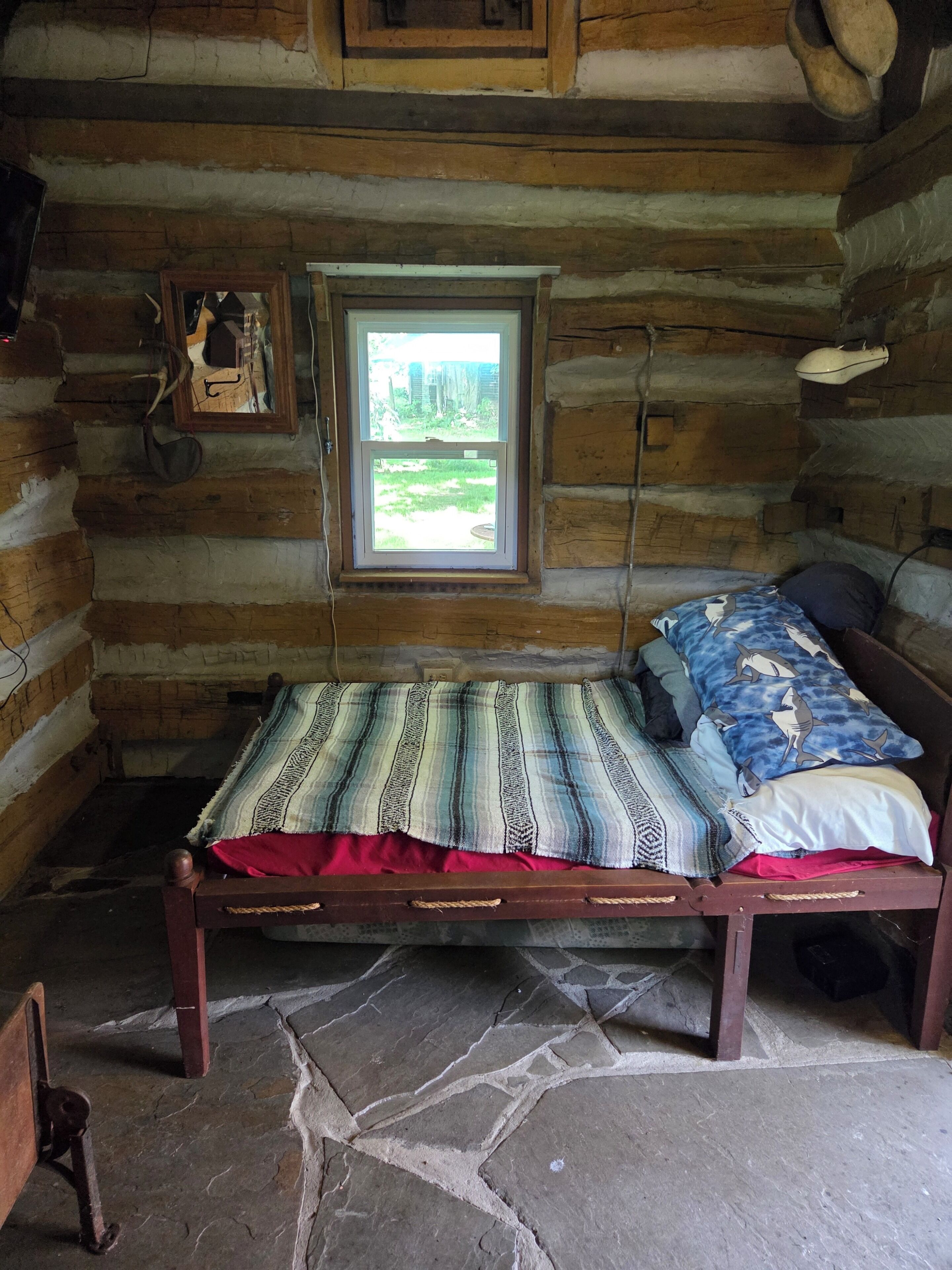 1 bedroom, bed sheets