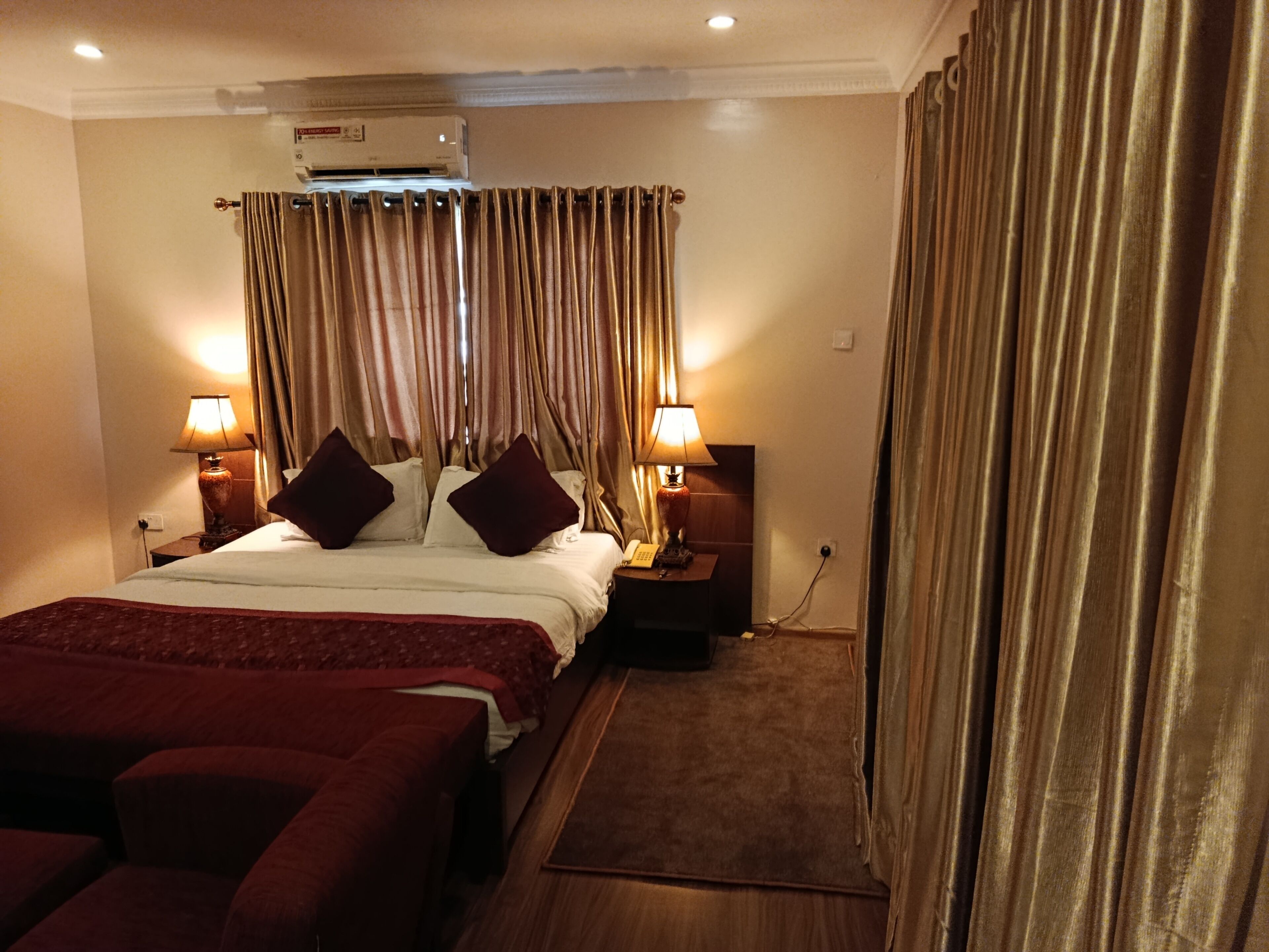 Iron/ironing board, WiFi, bed sheets