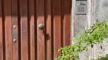 Pintu masuk hartanah