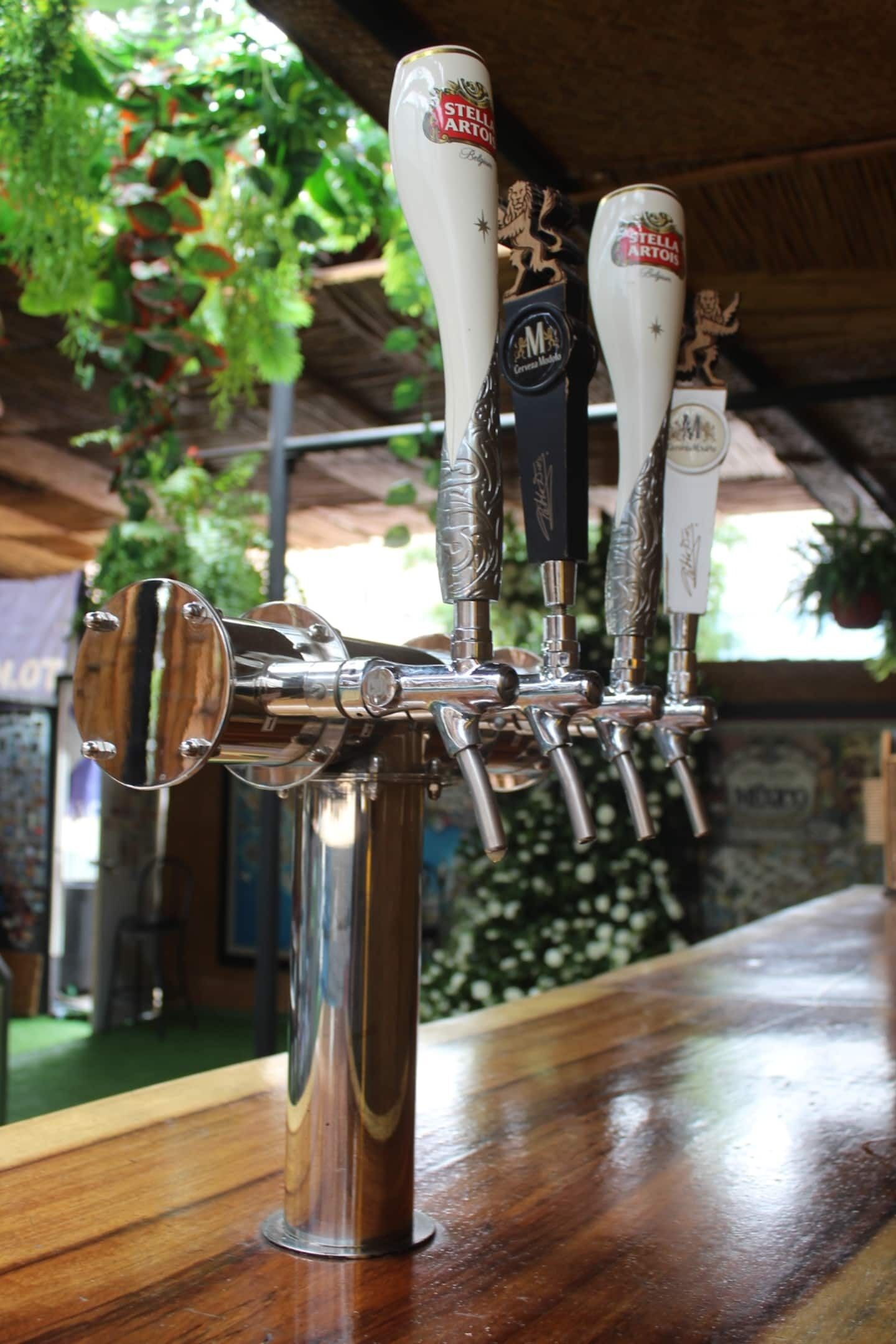 Ein Zapfsystem für Bier mit mehreren Hähnen, die jeweils mit verschiedenen Biersorten gekennzeichnet sind.