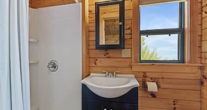 A2 - Hilltop Cabin - A2 - Hilltop Cabin near Cooperstown | Bar&Grill On-Site