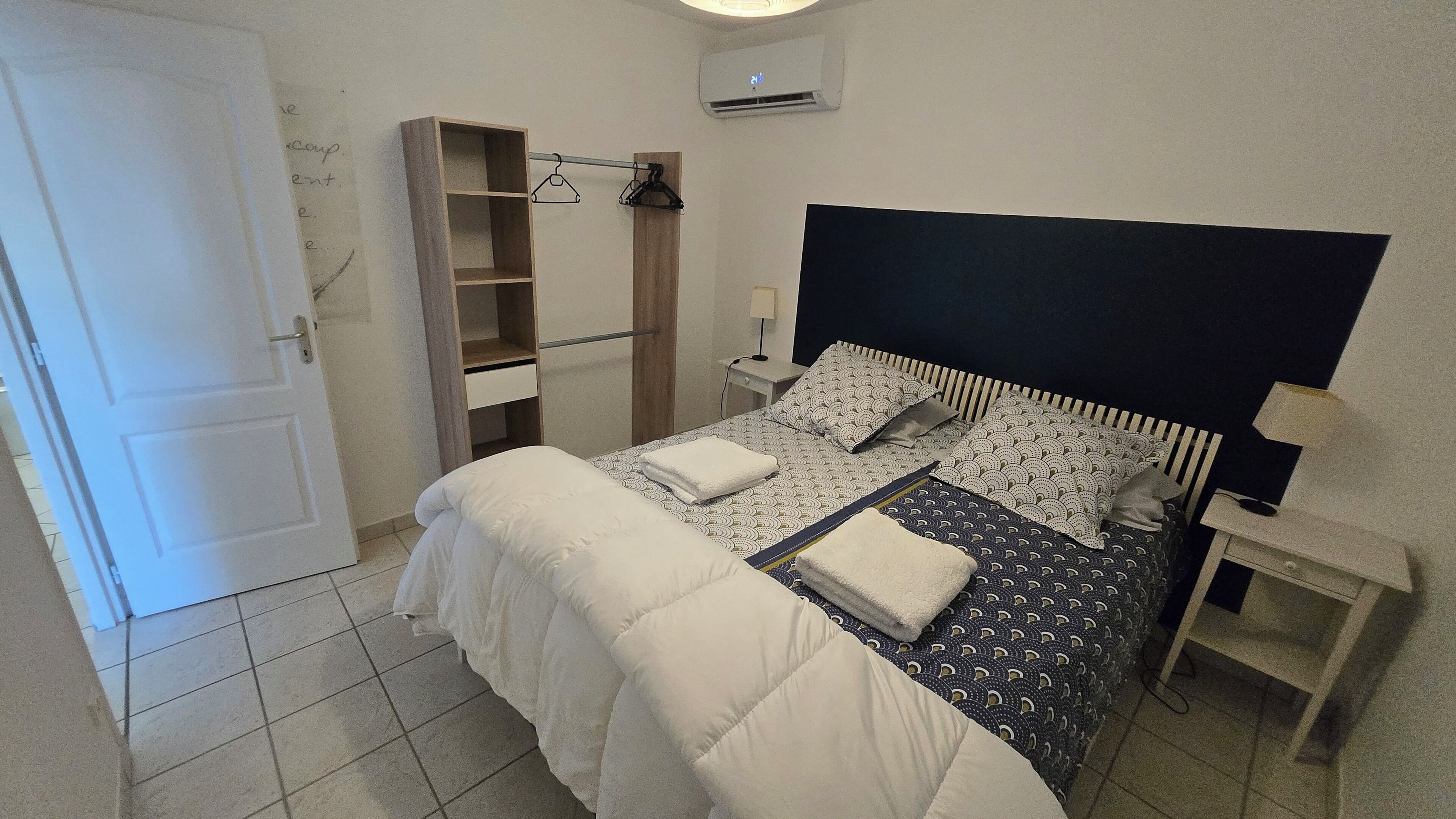 4 slaapkamers, een strijkplank/strijkijzer, reisbedje, gratis wifi